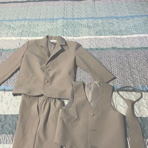 4pieces little boy suit in good condition